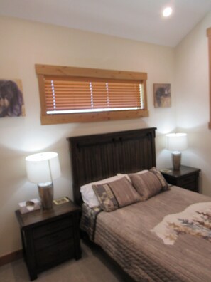 5 habitaciones, escritorio y tabla de planchar con plancha