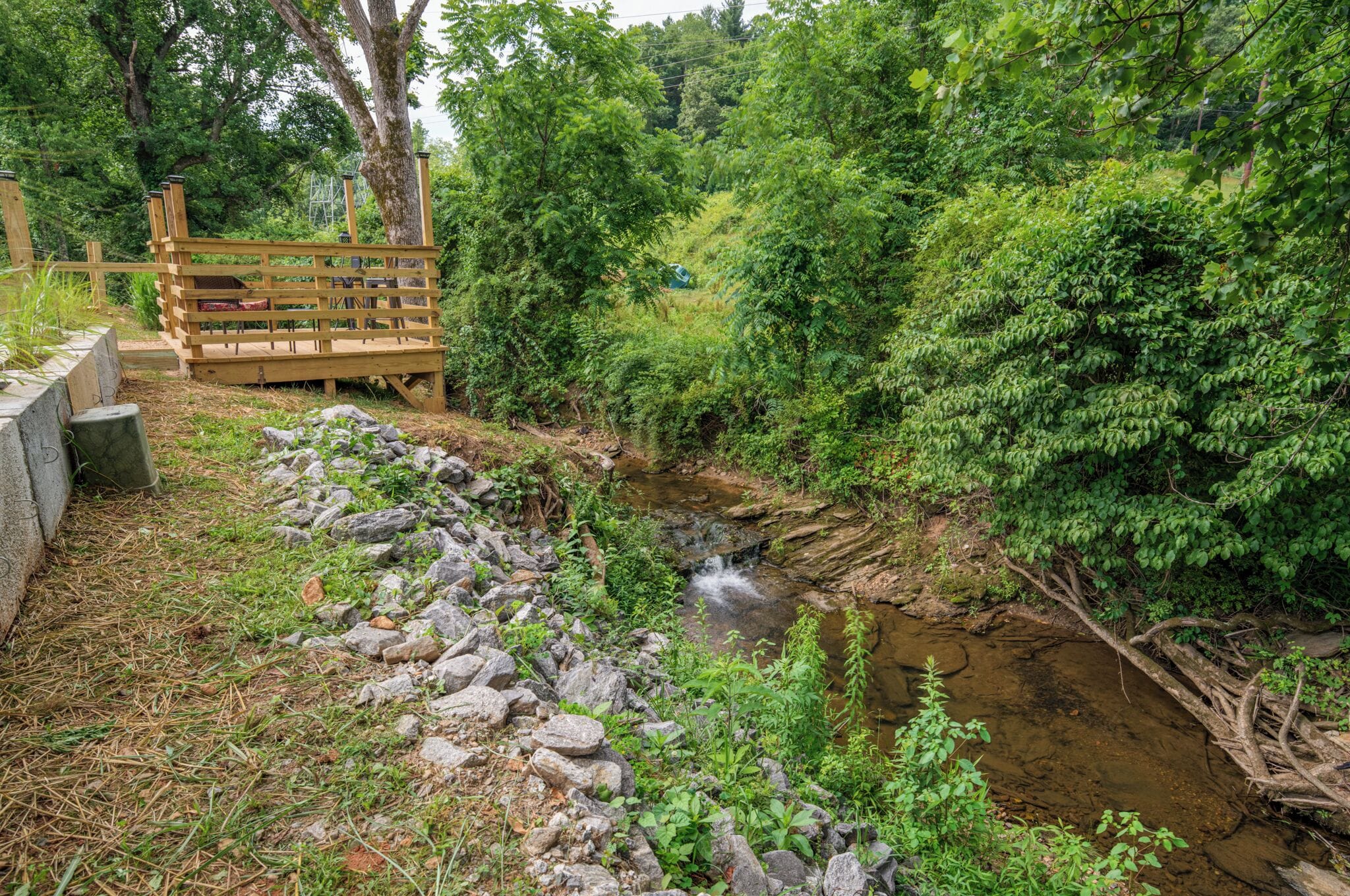 Asheville’s Creekside Escape 2 bedrooms 2 bath with air mattress sleeps 6. 