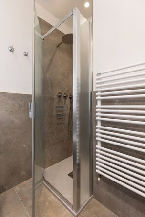 Apartment | Bathroom | Shower, rainfall showerhead, free toiletries, hair dryer