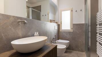 Apartment | Badezimmer | Dusche, Regendusche, kostenlose Toilettenartikel, Haartrockner