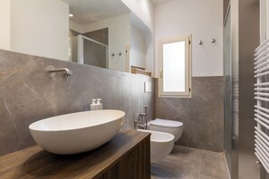 Apartemen | Kamar mandi | Shower, pancuran hujan, perlengkapan mandi gratis, dan pengering rambut