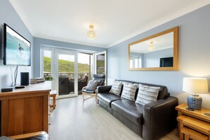 Smart TV, stereo - 3 The Waves is a delightful one-bedroom apartment offering stunning sea views. It is just steps away (Newquay)
