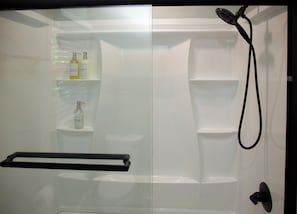 Douche, sĂšche-cheveux, serviettes fournies, savon