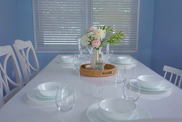 Dining - Cozy 4-bedroom house in North Cape May with WiFi, AC, sleeps 8 (Lower Township)