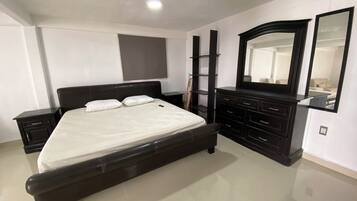 1 slaapkamer, een strijkplank/strijkijzer, wifi, beddengoed