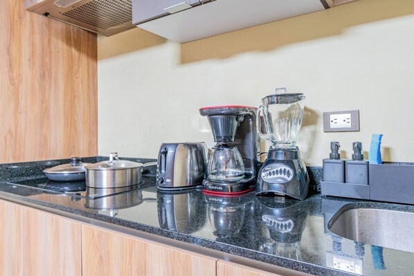 Refrigerador, microondas, parrilla de estufa y cafetera y tetera 