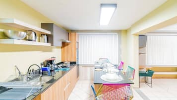 Réfrigérateur, micro-ondes, plaque de cuisson, cafetière/bouilloire