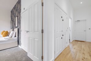 2 soverom, skrivebord, strykejern/-brett og wi-fi