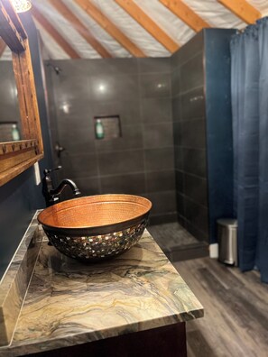 Haartrockner, Handtücher, Seife, Shampoo