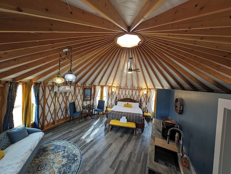 1 室のベッドルーム、WiFi、ベッドシーツ. The "Mystic Yurt" privacy and comfort in the heart of Lake Powell activities!