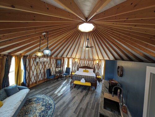 The "Mystic Yurt" privacy and comfort in the heart of Lake Powell activities!