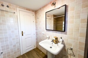 Dusche, Haartrockner, Bidet, Handtücher