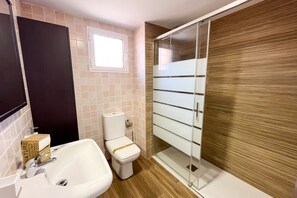 Dusche, Haartrockner, Bidet, Handtücher