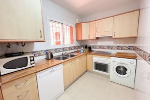 Jääkaappi, mikroaaltouuni, uuni, liesi