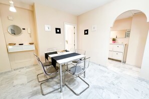 Dining - Family beach and golf apartment in Reserva de Marbella (Marbella)