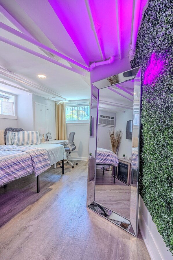 1 habitación, escritorio, tabla de planchar con plancha y wifi