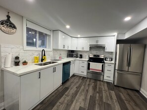 Fridge, microwave, oven, stovetop - Cozy new 2-bedroom basement apartment close to the canal in Welland with WiFi (Welland)