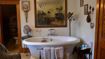 Shower, jetted tub, towels