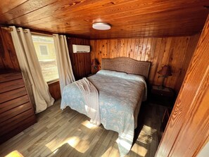 4 bedrooms, iron/ironing board, WiFi, bed sheets - Ocean View, One Minute Walk To Beach (North Myrtle Beach)