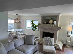 Smart TV, fireplace - SEAS The DAY! FUN in the SUN W/OCEAN VIEWS Voted GUESTS FAVORITE TOP 5% -Airbnb (Manhattan Beach)