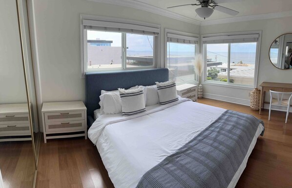 3 bedrooms, iron/ironing board, WiFi, bed sheets - SEAS The DAY! FUN in the SUN W/OCEAN VIEWS Voted GUESTS FAVORITE TOP 5% -Airbnb (Manhattan Beach)