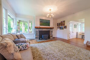 Living area - Breathtaking farmhouse with 4 bedrooms, Fishing, Kayaking, 6 acre pond! (Shickshinny)