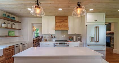 Breathtaking farmhouse with 4 bedrooms, Fishing, Kayaking, 6 acre pond!