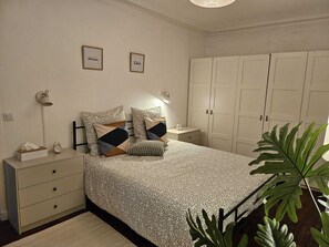 2 室のベッドルーム、旅行用ベビーベッド、WiFi、ベッドシーツ