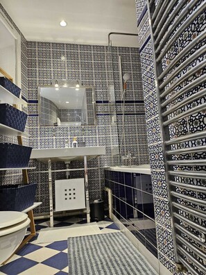 Séchoir à cheveux, serviettes fournies, savon, papier de toilette
