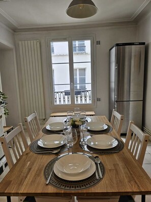 Dining - Charming apartment for 4/5 people (Paris)