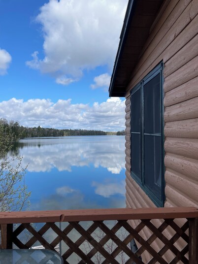 Gorgeous rustic cabin- holds10 people- amazing swimming beach in charming MN