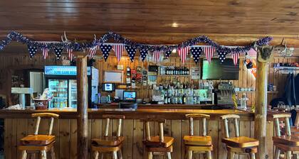 Gorgeous rustic cabin- holds10 people- amazing swimming beach in charming MN
