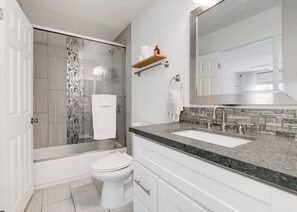 Secadora de cabello, bidet, toallas, jabón 