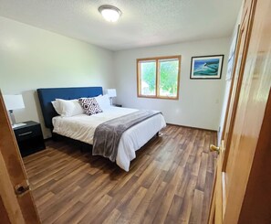 3 bedrooms, iron/ironing board, WiFi, bed sheets - Maple Grove Retreat Haven (Maple Grove)