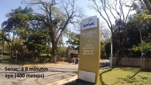 Un letrero de hotel con el nombre 'Senac Grande Hotel São Pedro' y la indicación 'Centro Universitário Água de São Pedro'.