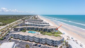 Ein Hotel an der Küste mit Pool, Strandzugang und Meerblick.