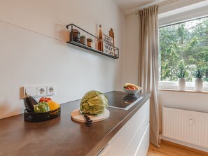 Kühlschrank, Ofen, Geschirrspüler, Kochgeschirr/Geschirr/Besteck