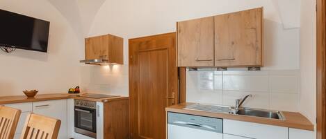 Fridge, oven, dishwasher, cookware/dishes/utensils