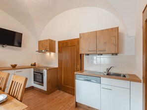 Refrigerador, horno, lavavajillas y utensilios de cocina 