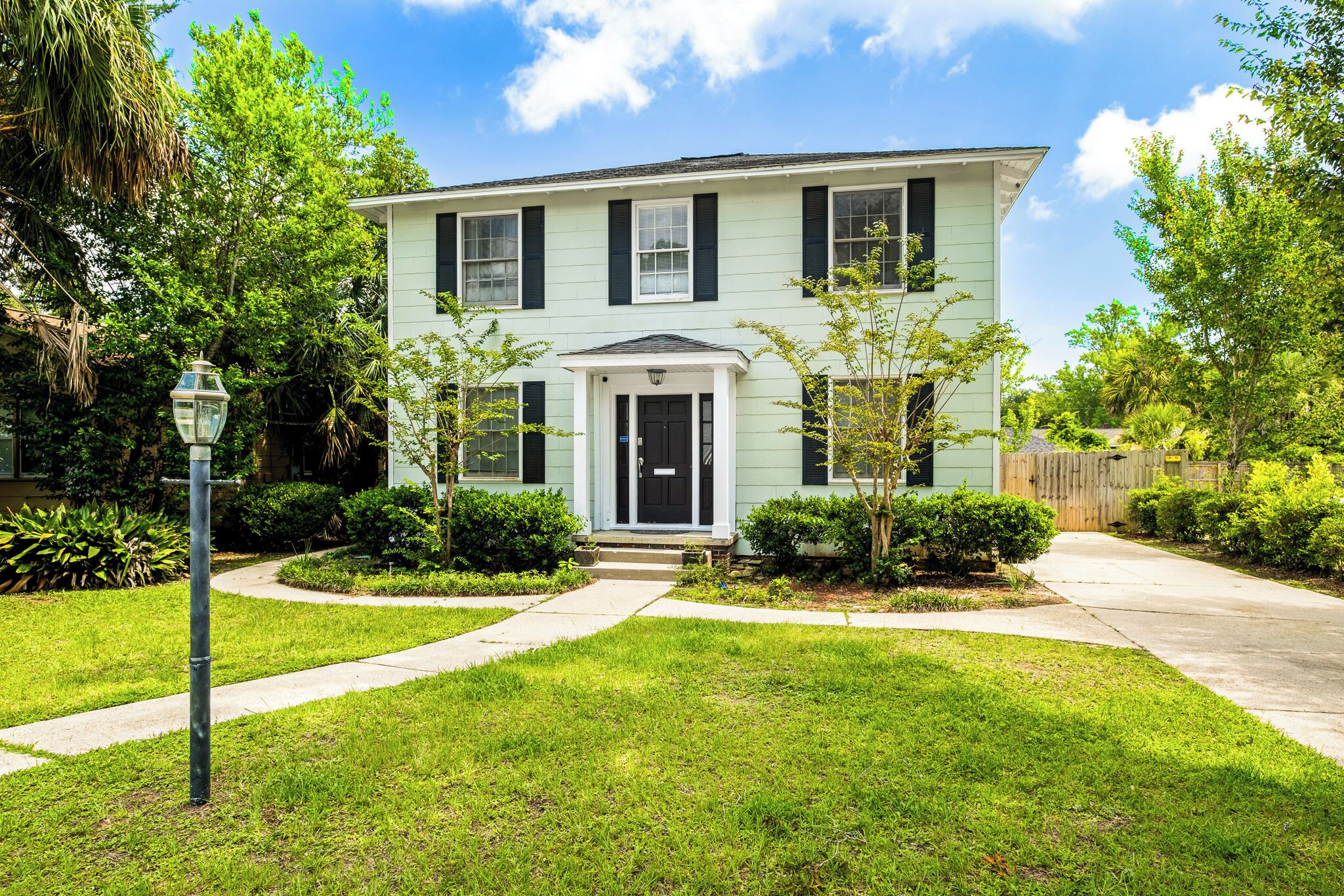 East Hill Manor with 2 Kitchens Near Beaches & Downtown