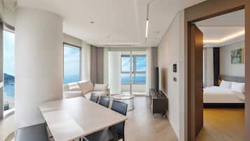 Royal Suite Full Ocean | Woonruimte | Een smart-tv en vloerverwarming