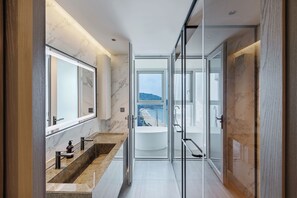Panorama Suite Ocean | Banheiro | Chuveiro, chuveiro com efeito de chuva, secador de cabelo, bidê
