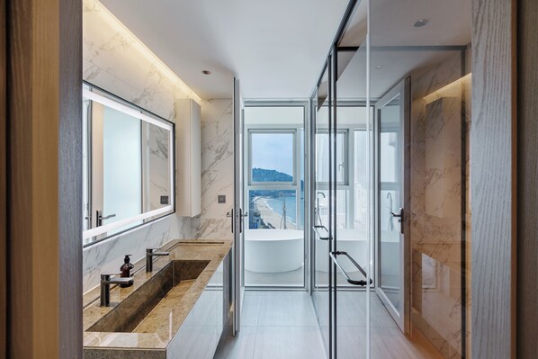 Panorama Suite Ocean | Bathroom | Shower, rainfall showerhead, hair dryer, bidet - NewCZ Haeundae Residence (Busan)