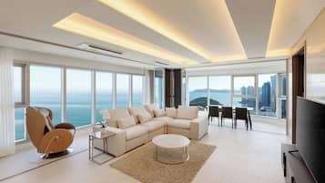 Panorama Suite Pent Full Ocean | Living area | Smart TV, heated floors