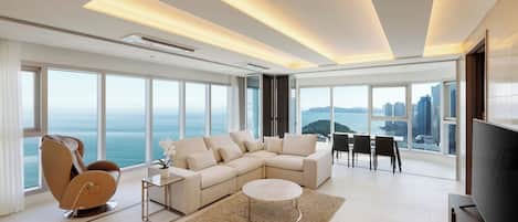 Panorama Suite Pent Full Ocean | Living area