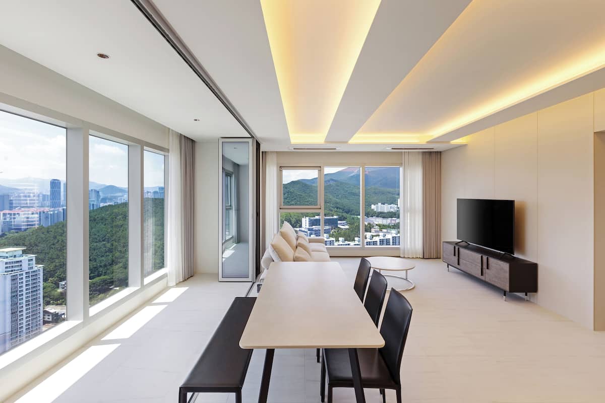 Suite panorámica, vista parcial al océano | Ropa de cama de alta calidad y camas con pillow-top