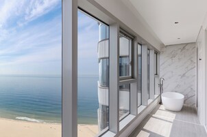 Deep soaking bathtub