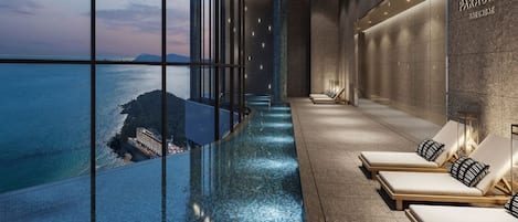 Una piscina cubierta