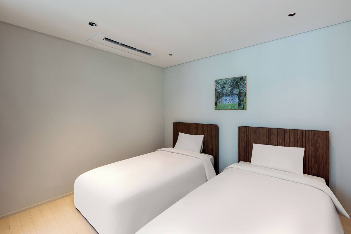 Deluxe Twin City | Premium bedding, pillowtop beds, desk, blackout drapes