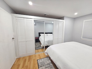 1 غرفة نوم وخزنة داخل الغرفة ومكواة/لوح كي وواي فاي